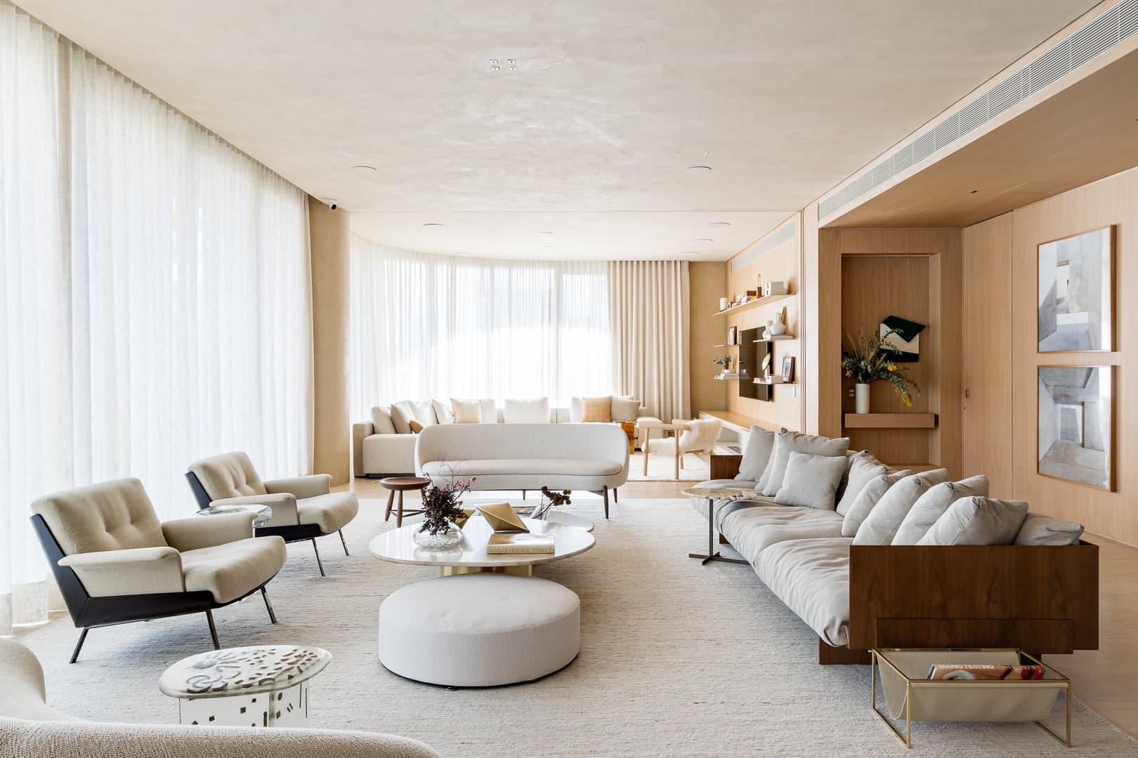 Assinatura do Suíte Arquitetos, com travertino romano e marcenaria Kitchens