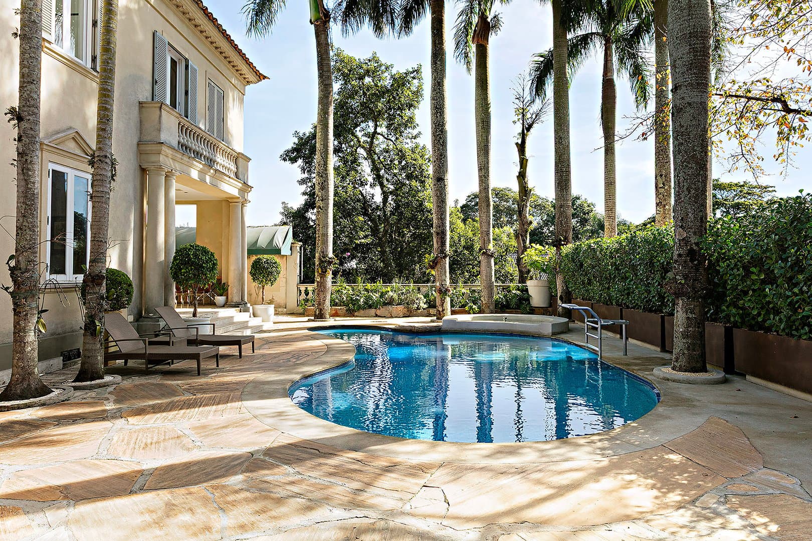 Casa em frente ao Parque Alfredo Volpi, com piscina, área gourmet e terraço voltado para o verde