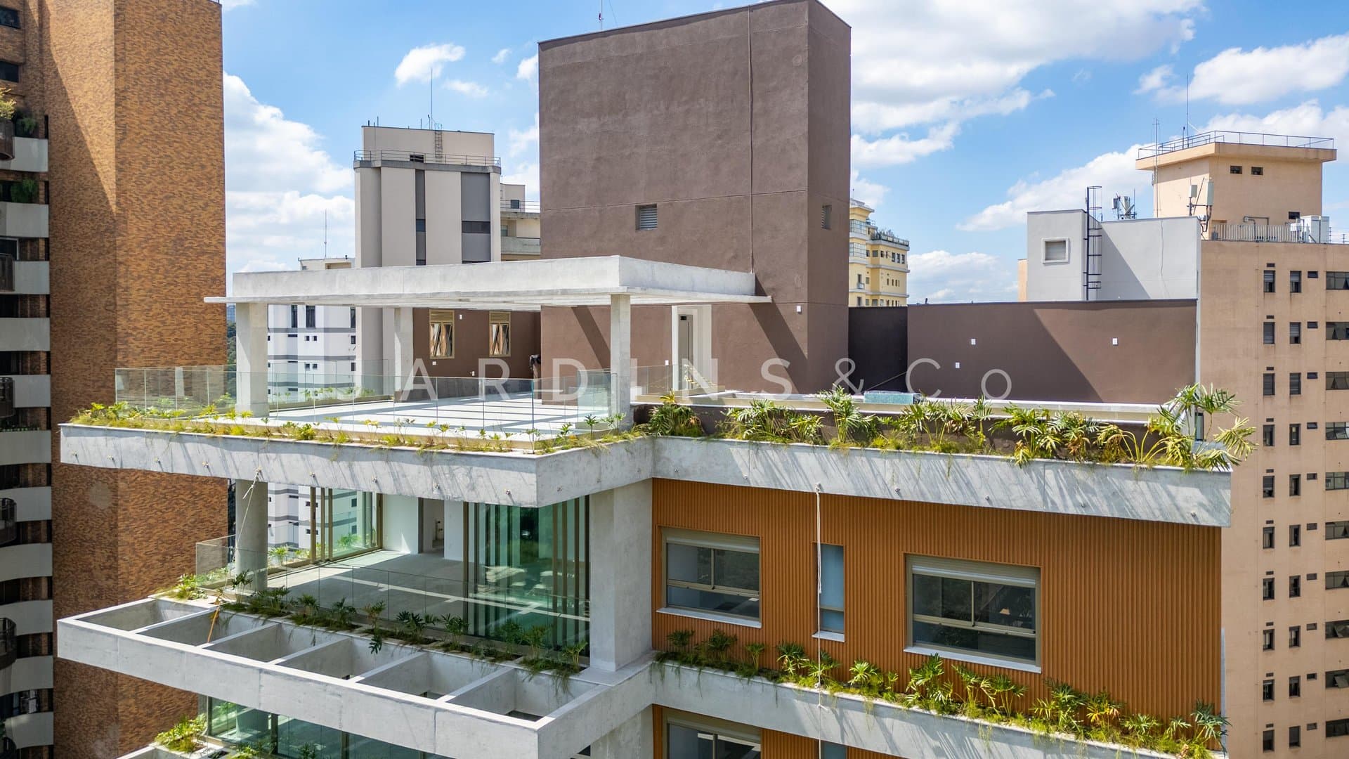 Rooftop com piscina privativa e vista para a Praça Pereira Coutinho