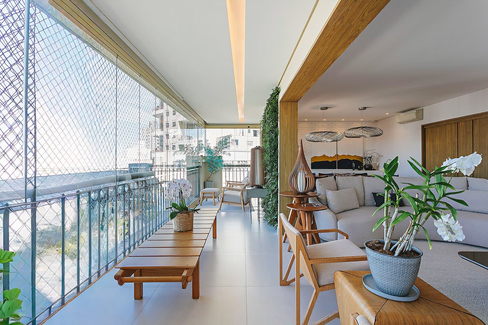 Varanda envidraçada, área gourmet integrada e localização próxima do Ibirapuera