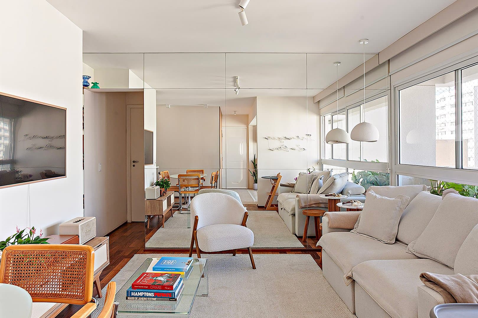 Apartamento reformado com vista livre para o skyline e varanda integrada