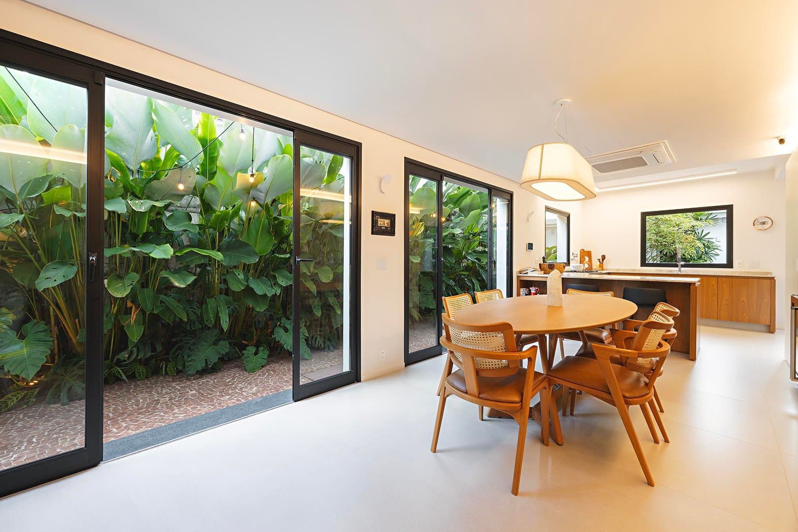 Integração ao verde, luz natural e tecnologia em projeto porteira fechada