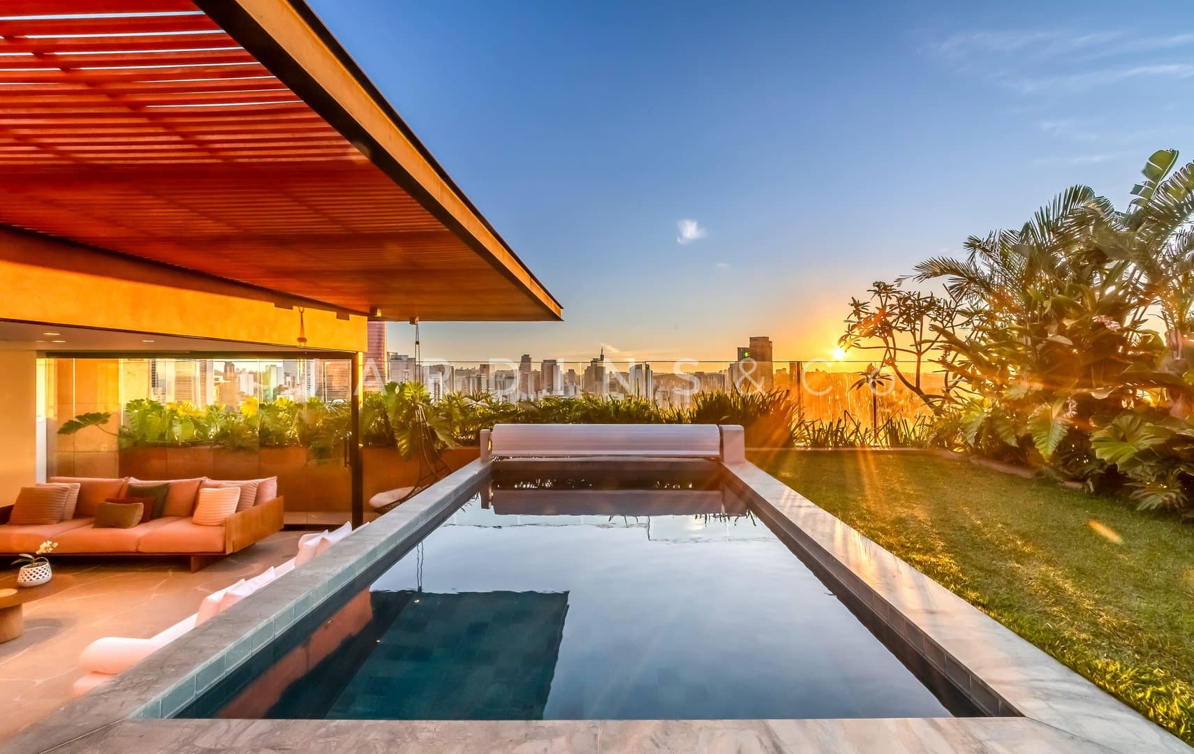 Cobertura duplex, terraço com piscina aquecida e jardim