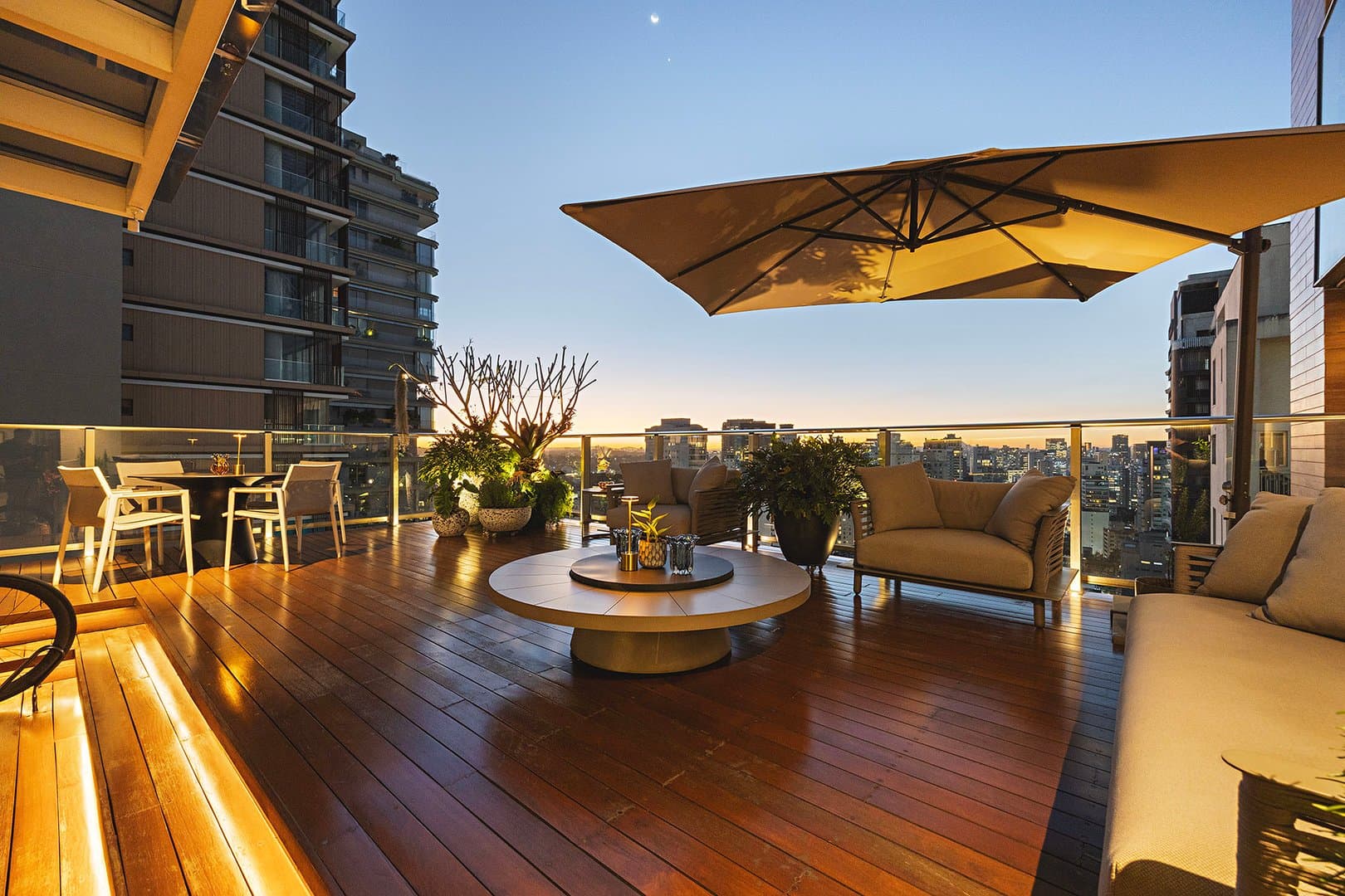 A uma quadra do Parque do povo, terraço com jacuzzi e vista para a cidade