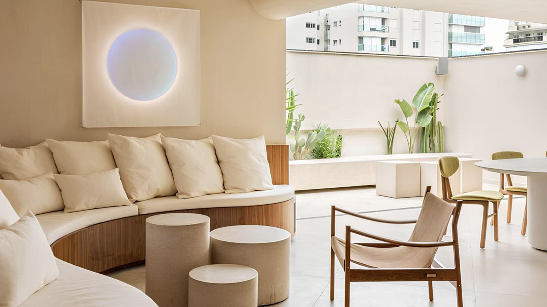 Na Avenida Jandira, cobertura mobiliada com design contemporâneo e vista panorâmica