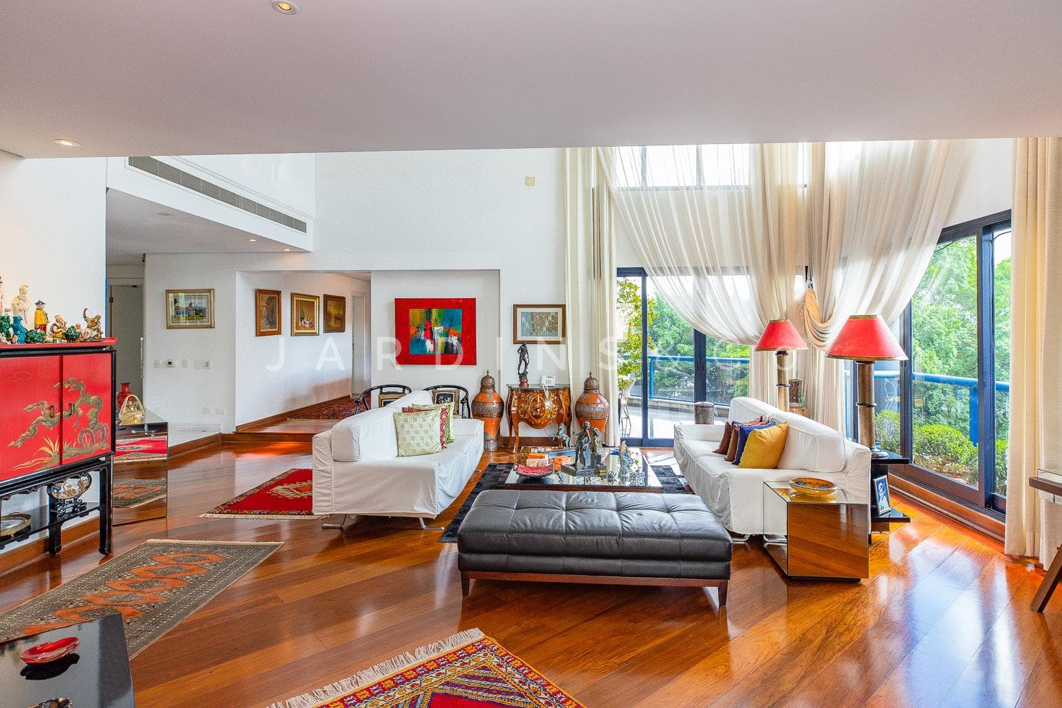 Apartamento com pé-direito duplo na Rua Haddock Lobo