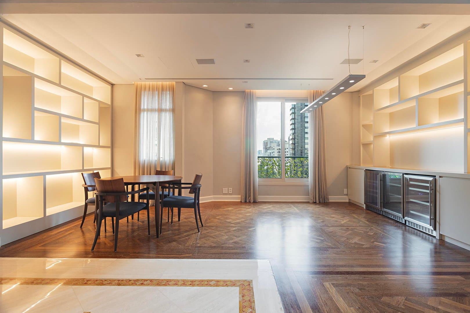 Duplex com pé-direito elevado, elevador interno e a poucos passos da Praça Pereira Coutinho e do Parque Ibirapuera