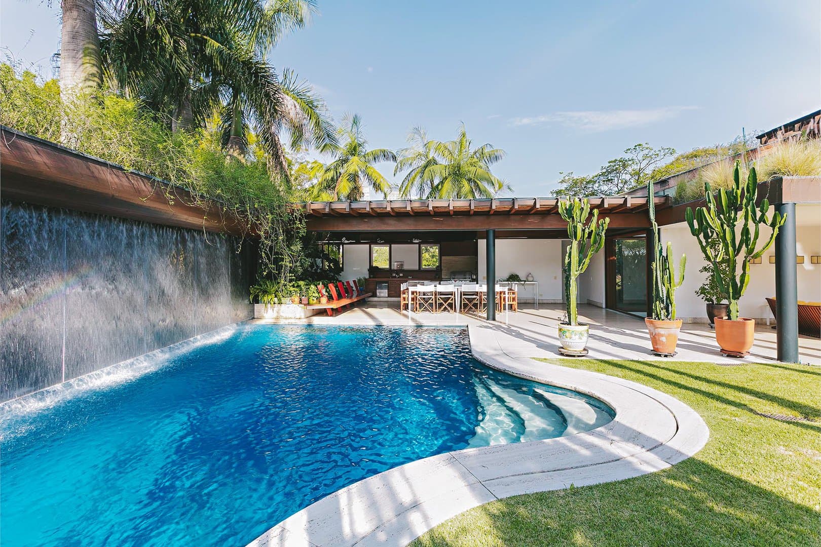 Arquitetura de Cláudio Bernardes, piscina aquecida com cortina d’água e jardins integrados