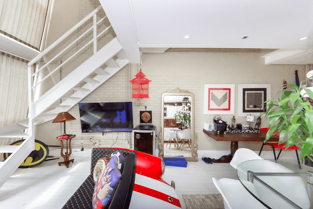 Cobertura triplex com pé-direito envidraçado e vista para o Jardim América