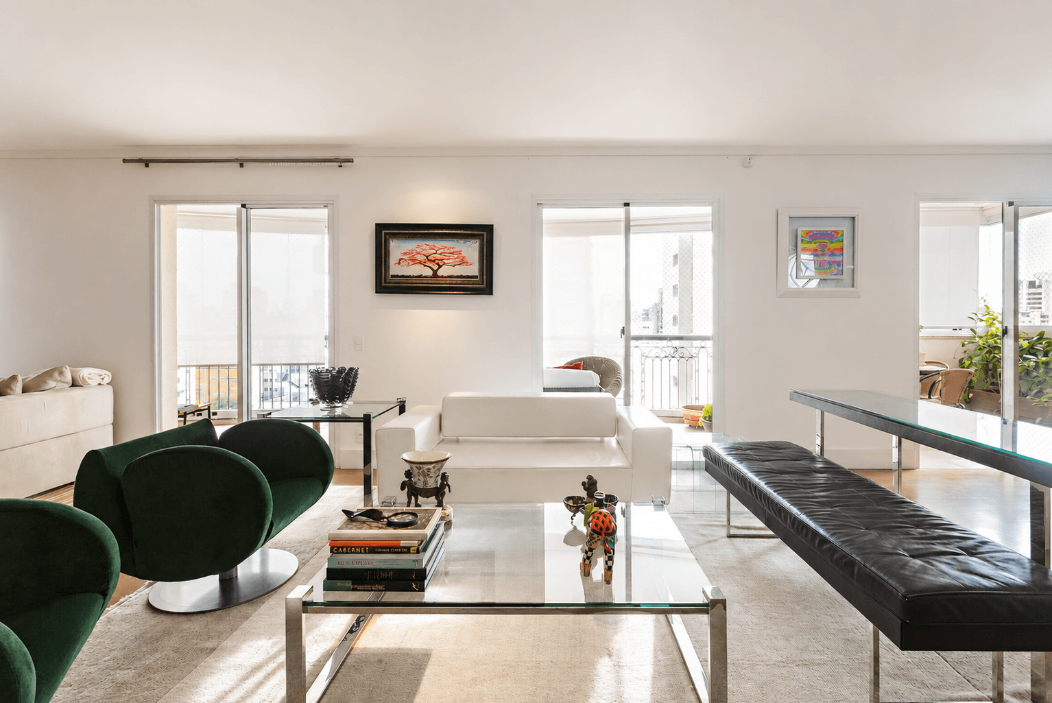 Apartamento reformado em andar alto, com lareira e jacuzzi