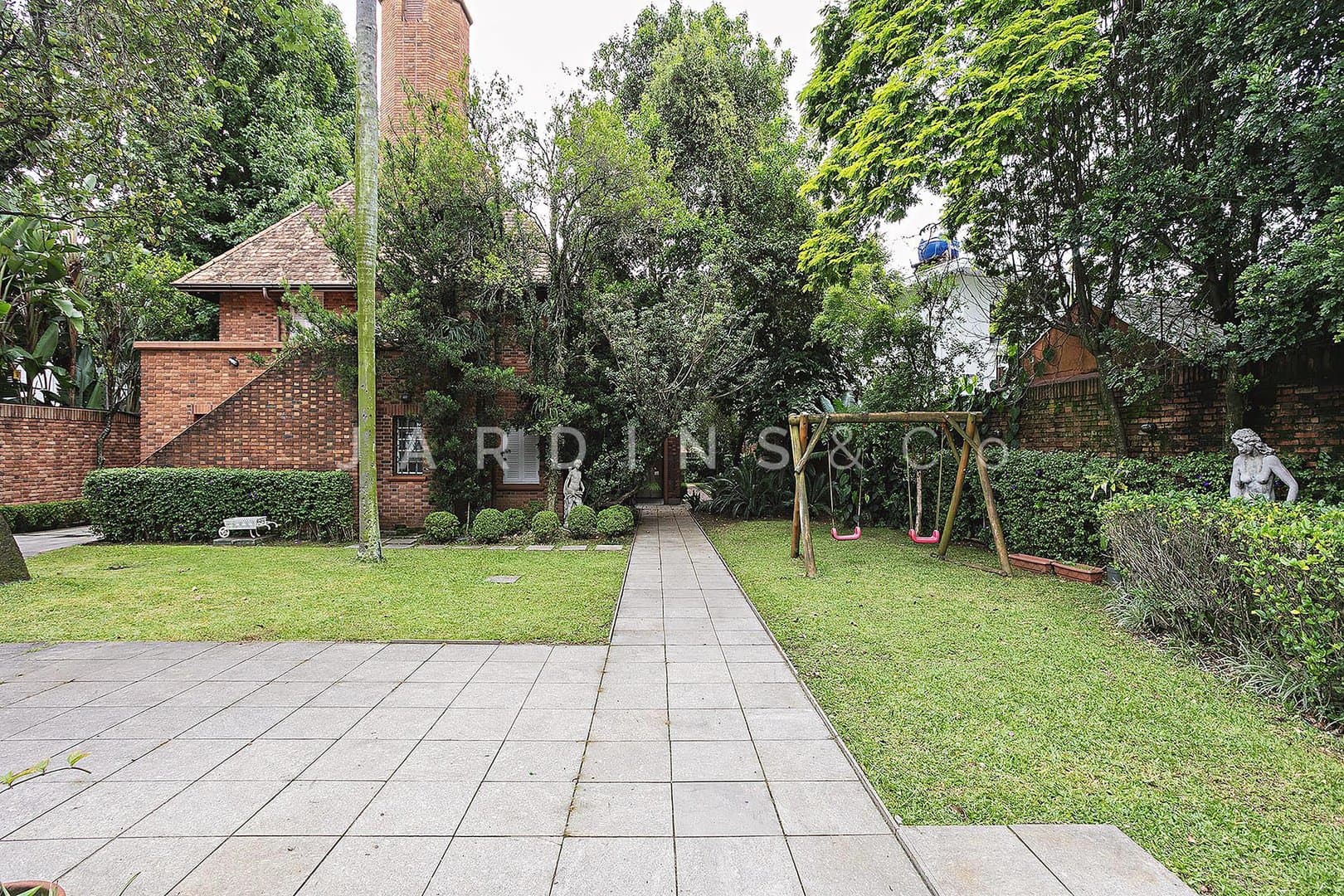 Arquitetura normanda com jardim que envolve toda a residência